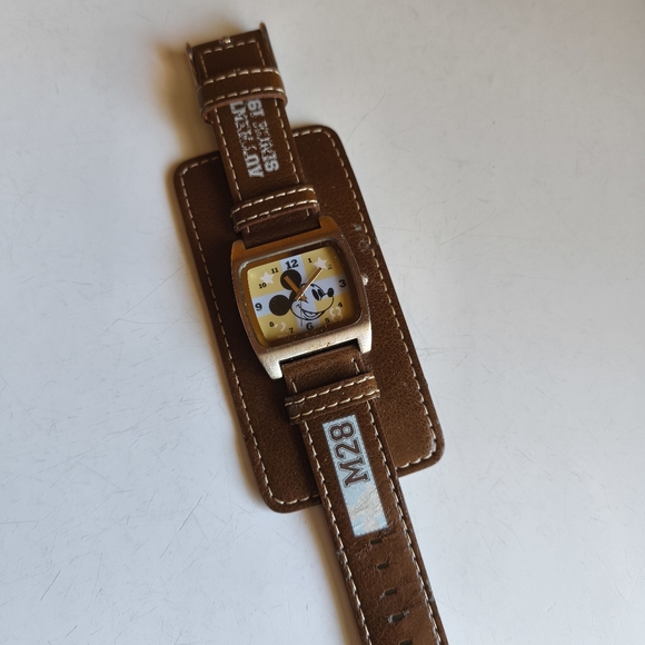 Vintage Disney Leather Band Watch M28 Mickey Mouse 8 in Brown - Picture 1 of 4